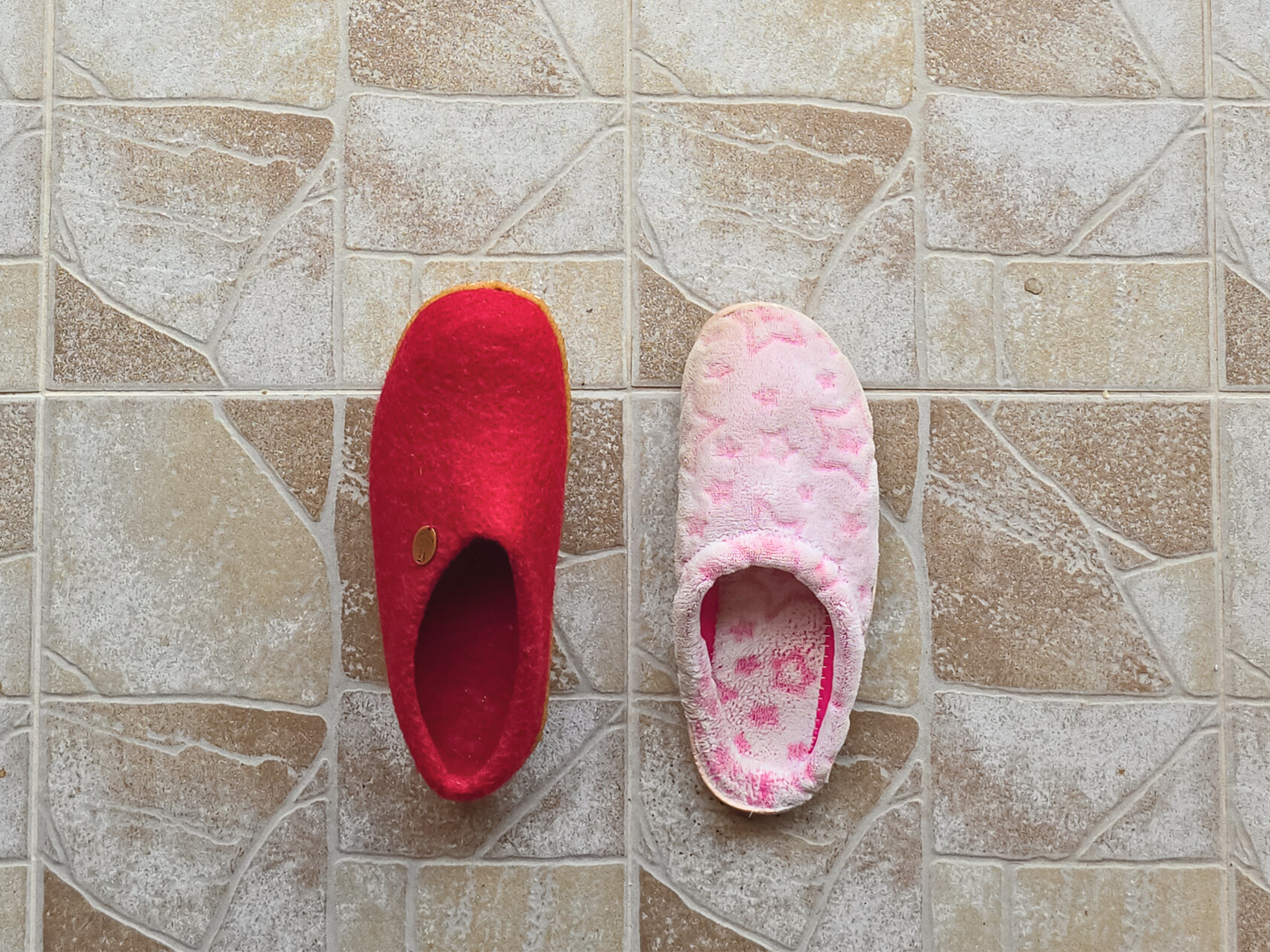 A comparison of wool slippers vs. synthetic slippers in terms of comfort and durability