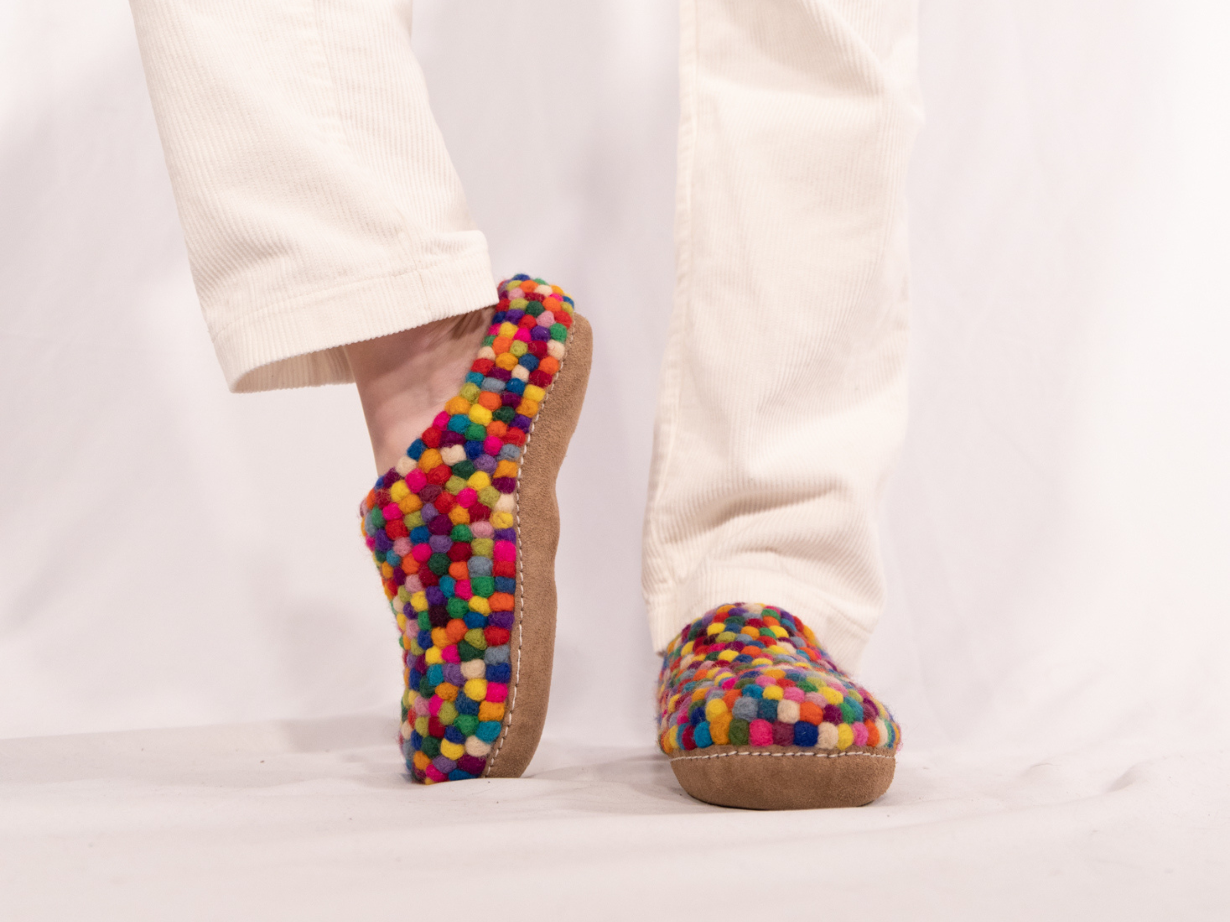 The health benefits of wearing wool slippers: Temperature regulation and moisture-wicking properties