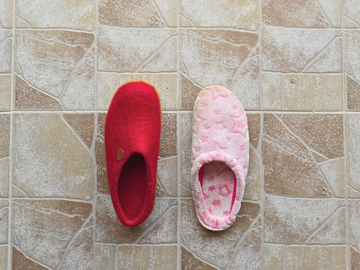 A comparison of wool slippers vs. synthetic slippers in terms of comfort and durability
