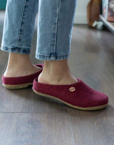 Narrow on sale bedroom slippers